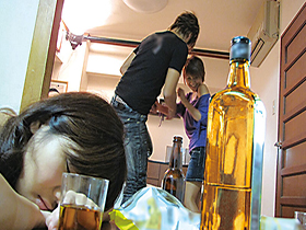 「超ギリギリ！バレるかバレないか！？」彼女の親友と逆NTR理性崩壊！あへ声我慢SEX！4時間　サンプル画像18